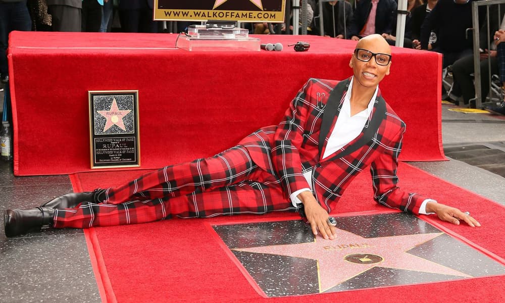 RuPaul devant son étoile sur le Hollywood Walk of Fame